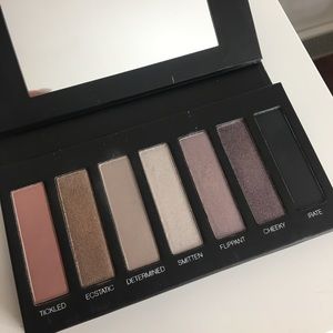 Younique Mood struck Addition eye shadow pallet